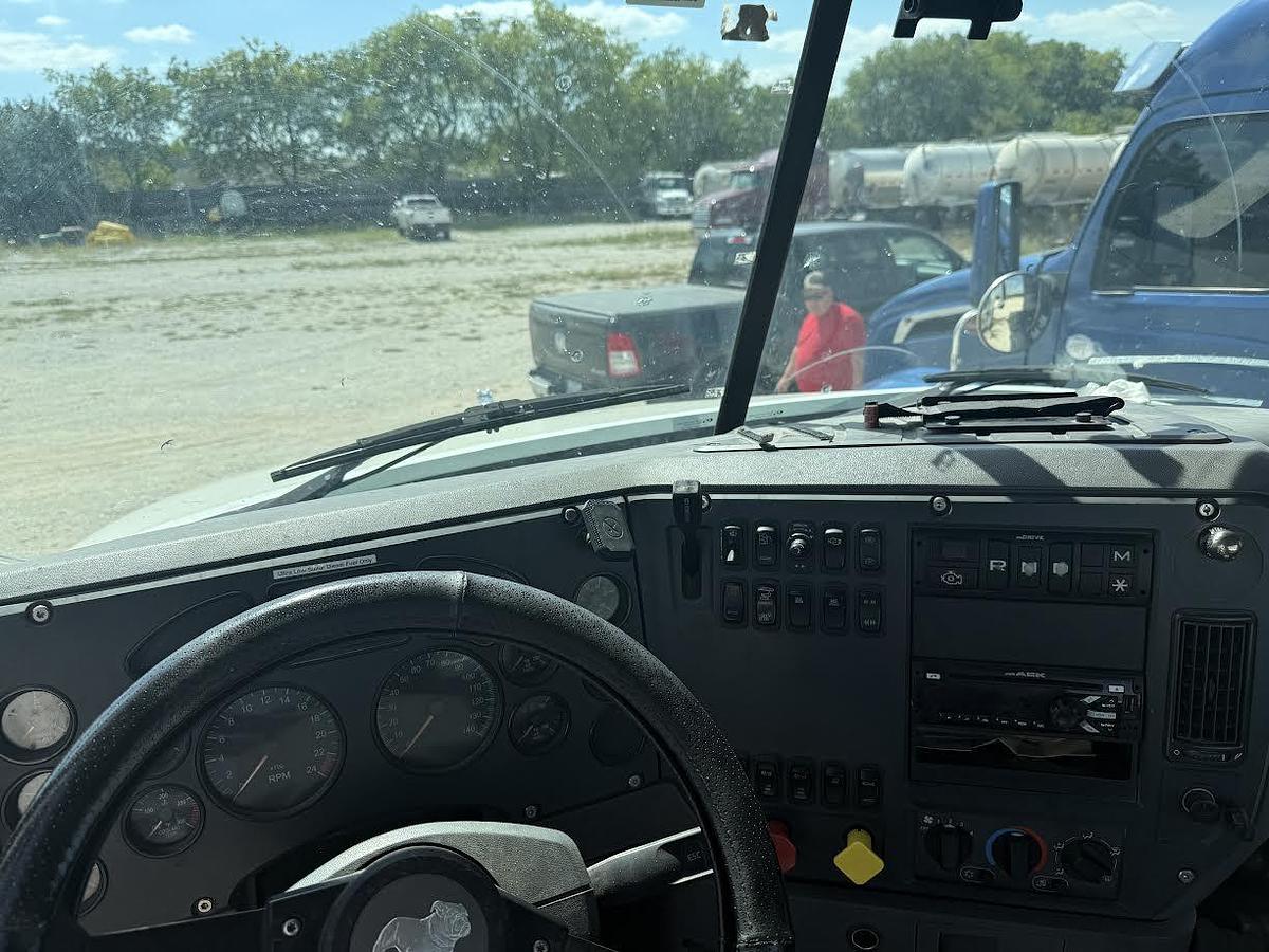 Used 2017 Mack Day Cab