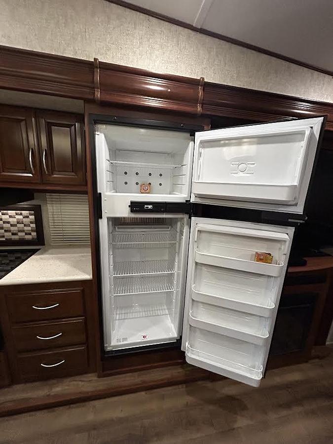 Used 2017 Forest River Wildcat 29RLX Fifth Wheel