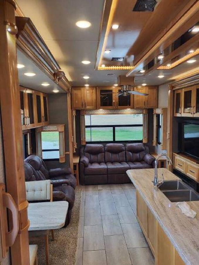 Used 2020 Vanleigh Beacon 39 RLB Fifth Wheel