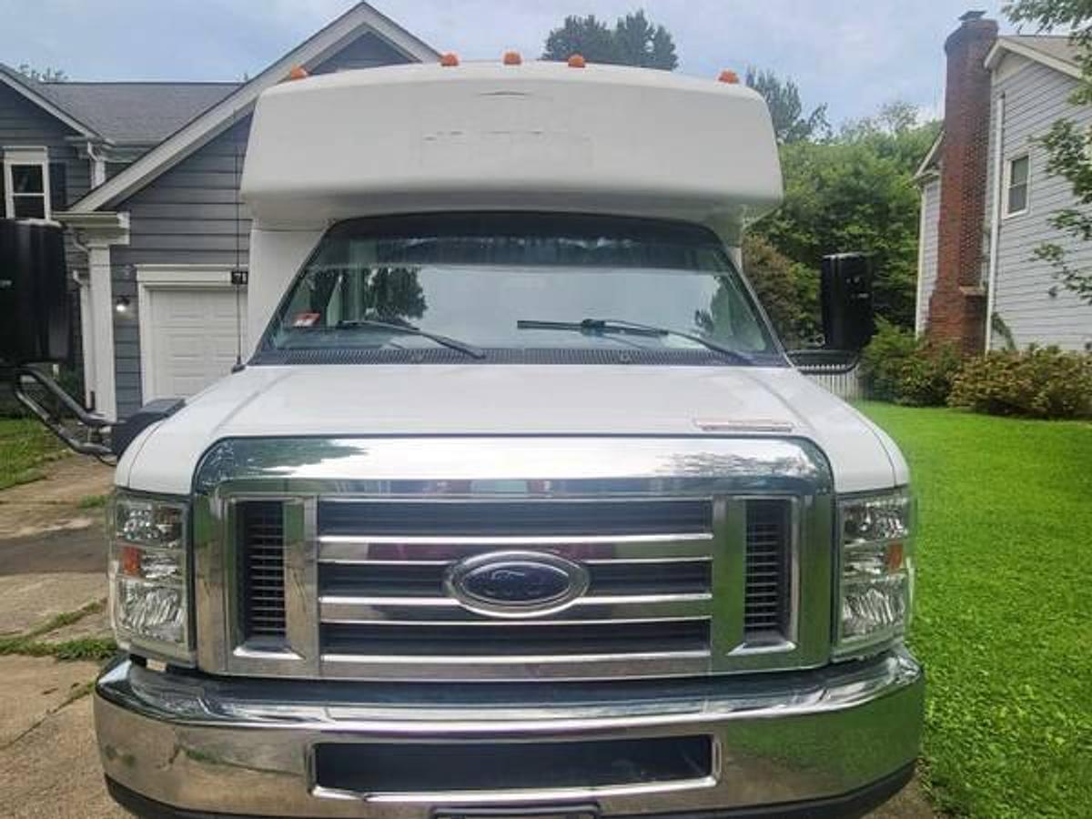 Used 2013 Ford F-450 Econoline 14 Passenger Shuttle Bus