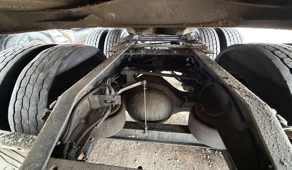 Used 2005 KENWORTH W900L Conventional Sleeper Semi Truck