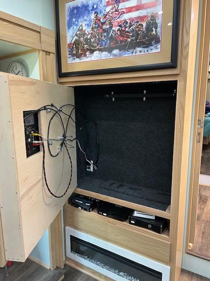 Used 2022 Space Craft V405 Fifth Wheel