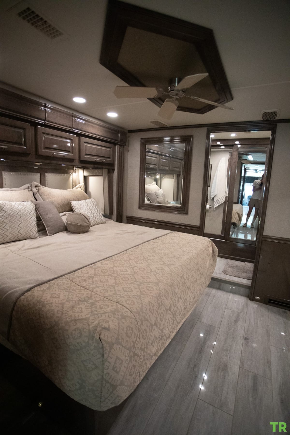 Used 2020 Entegra Aspire 44R | 450 HP Cummins Diesel | Bath & Half | Luxury Coach | Only 16,000 Miles
