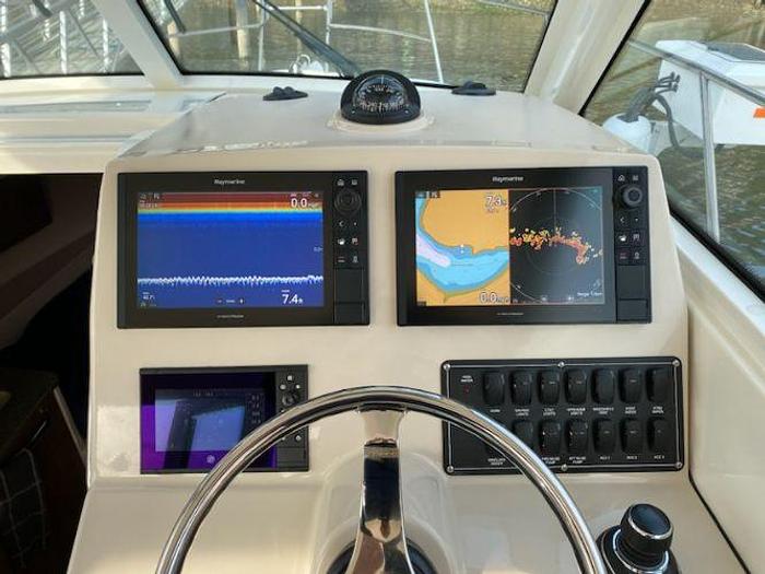 Used 2020 Boston Whaler 315 Conquest Pilot House