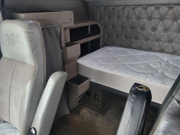 Used 1999 INTERNATIONAL 9400 and 2000 Great Lakes Trailer