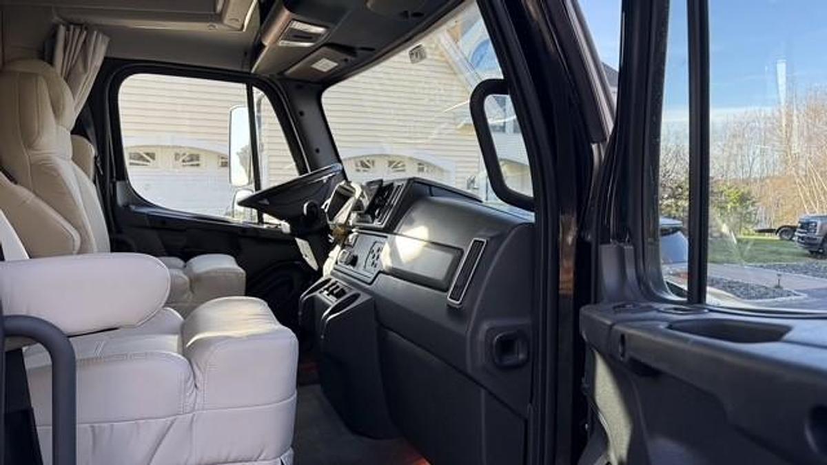 Used 2025 Renegade Valencia 38RW