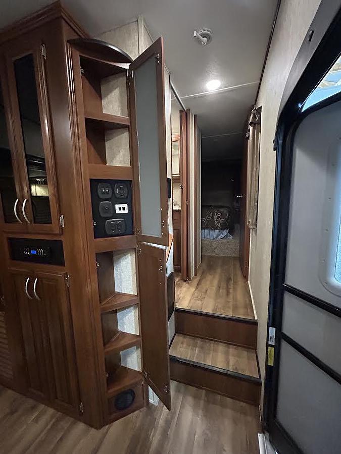 Used 2017 Forest River Wildcat 29RLX Fifth Wheel