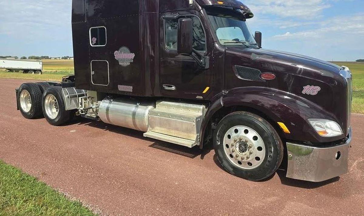 Used 2017 Peterbilt 579 Sleeper Semi Truck