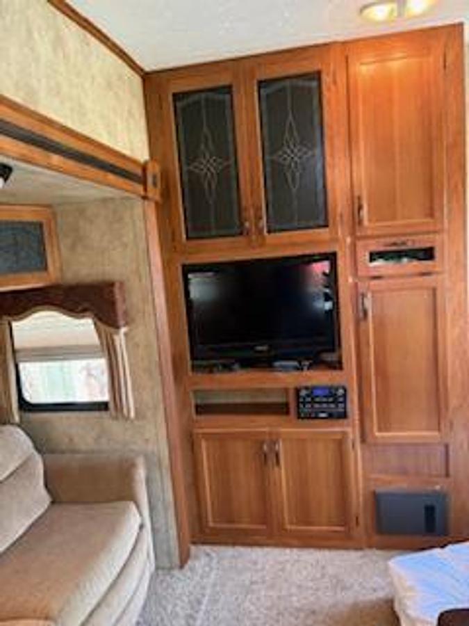 Used 2010 Keystone Montana Mountaineer Fifth Wheel