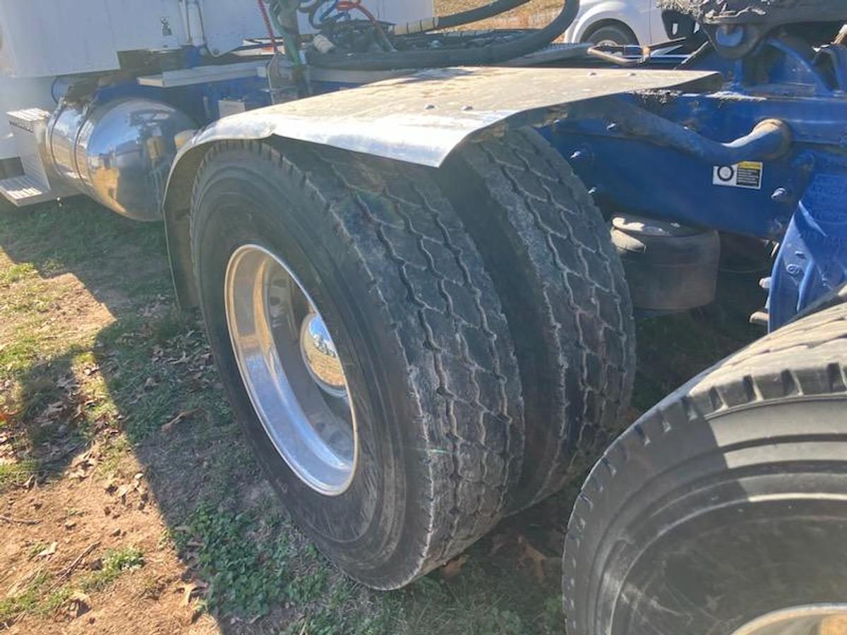 Used 2012 Peterbilt 365 Conventional Sleeper Semi