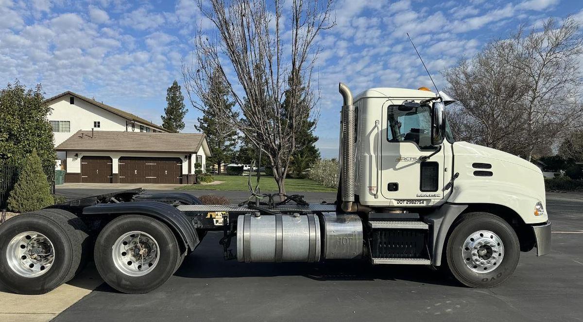 Used 2015 MACK PINNACLE CHU613 Day Cab