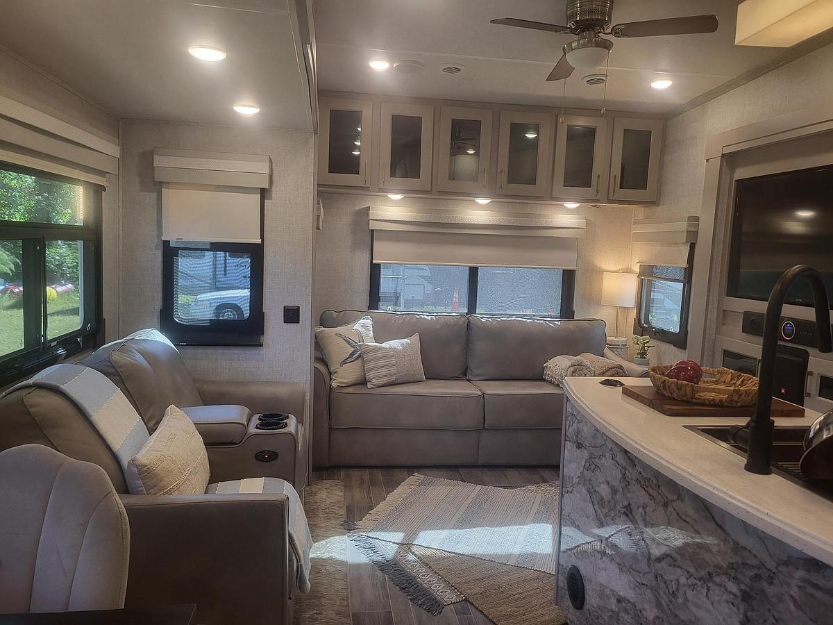 Used 2021 Forest River Palomino Columbus 1492 382FB