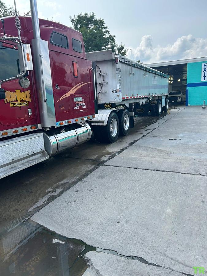 Used 2000 International 9900I Commercial Truck