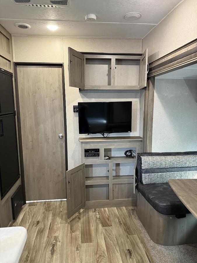 Used 2020 Palomino Puma Light XLE 29FQC Travel Trailer Toy Hauler