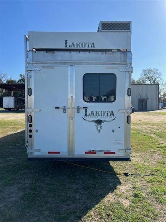 Used 2020 Lakota Bighorn 4 Horse w/ Living Quarters