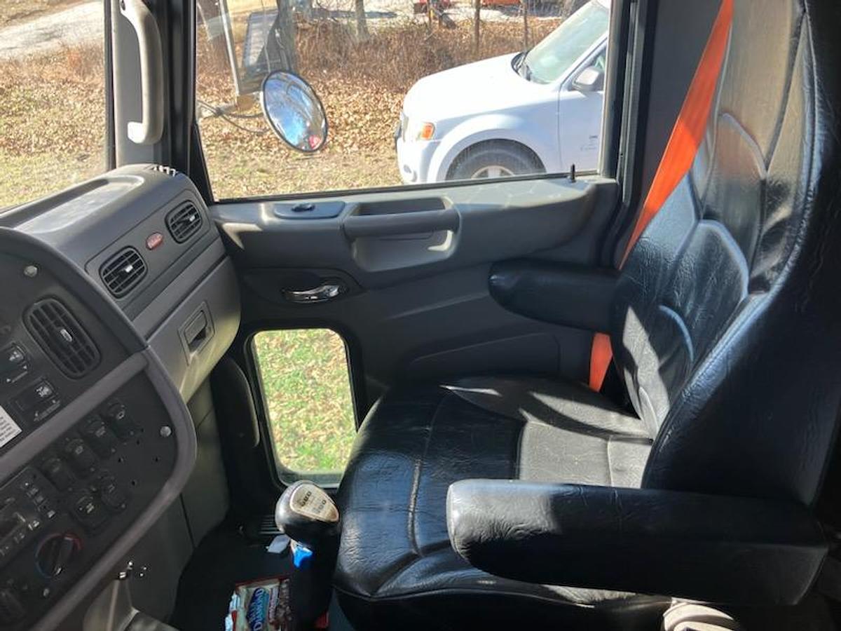 Used 2012 Peterbilt 365 Conventional Sleeper Semi