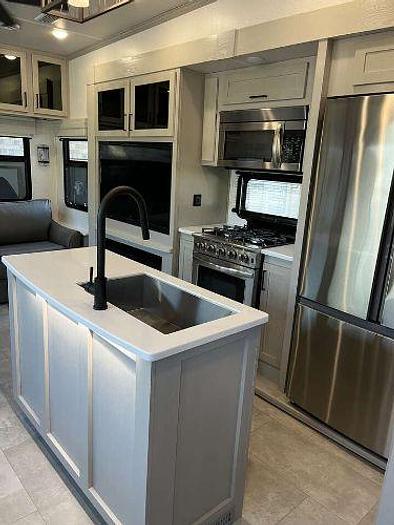 Used 2023 Palomino Columbus 379MB