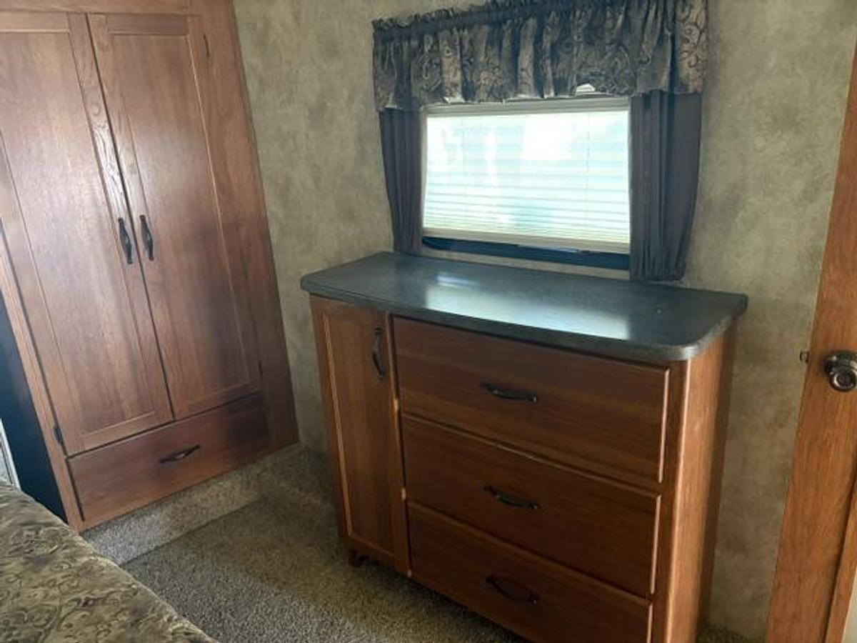Used 2010 Keystone Montana Mountaineer Fifth Wheel