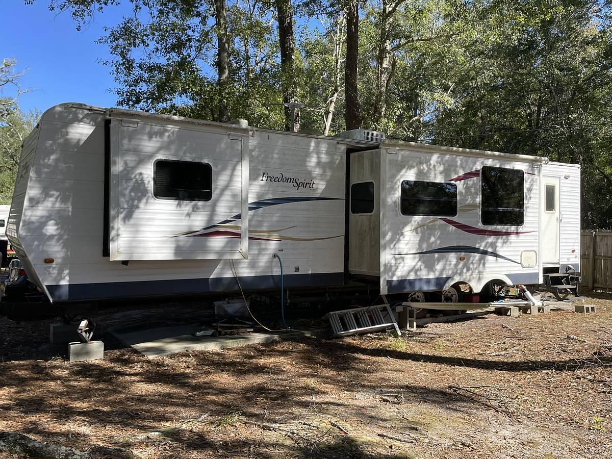 Used 2008 Thor Freedom Spirit 37Q Travel Trailer