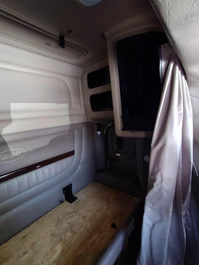 Used 2015 Peterbilt 389 Sleeper Semi Truck