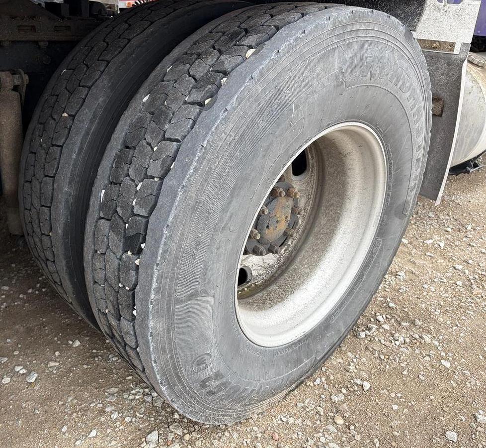 Used 2005 KENWORTH W900L Conventional Sleeper Semi Truck