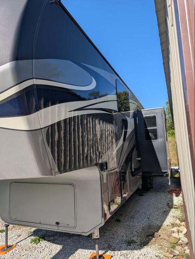 Used 2019 Keystone Alpine 3800FK