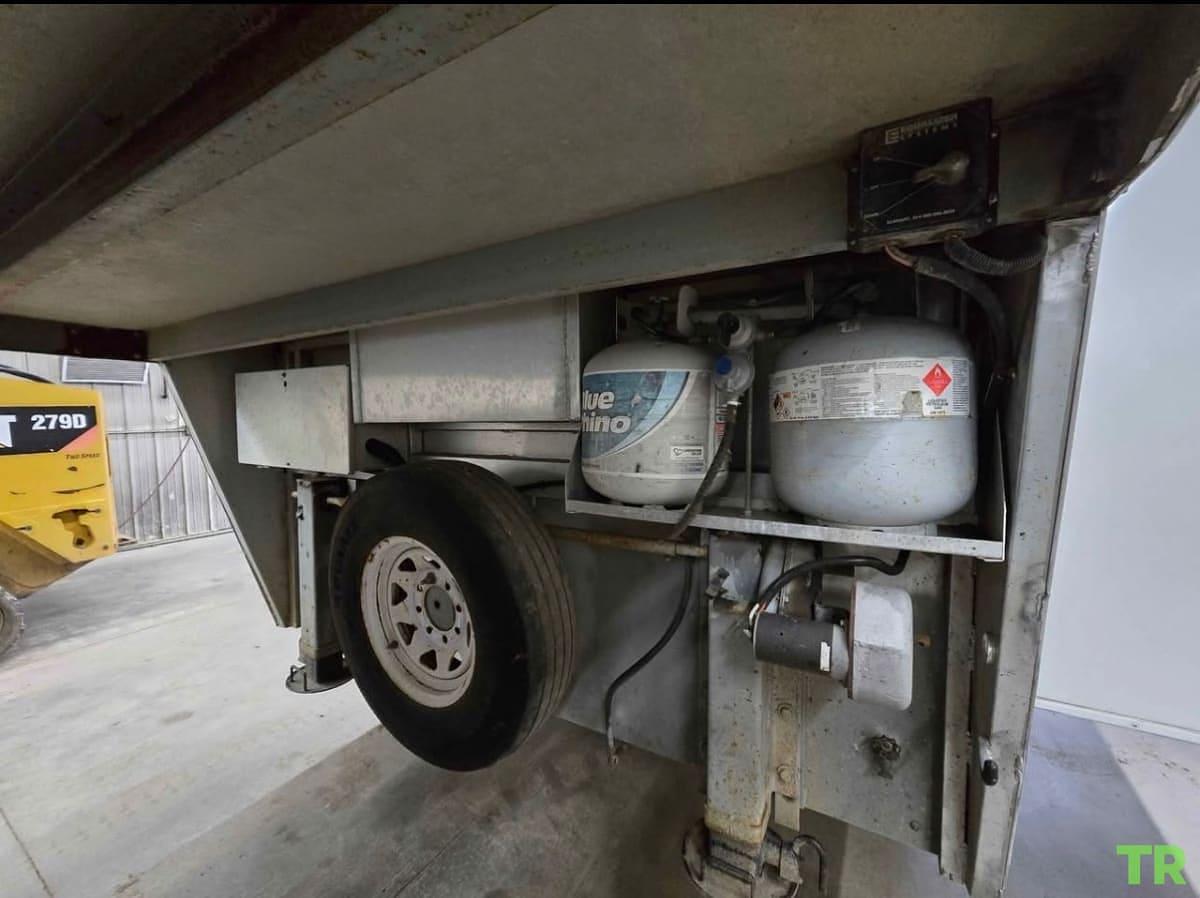 Used 2005 Stratus 4-Horse Aluminum Living Quarters Trailer
