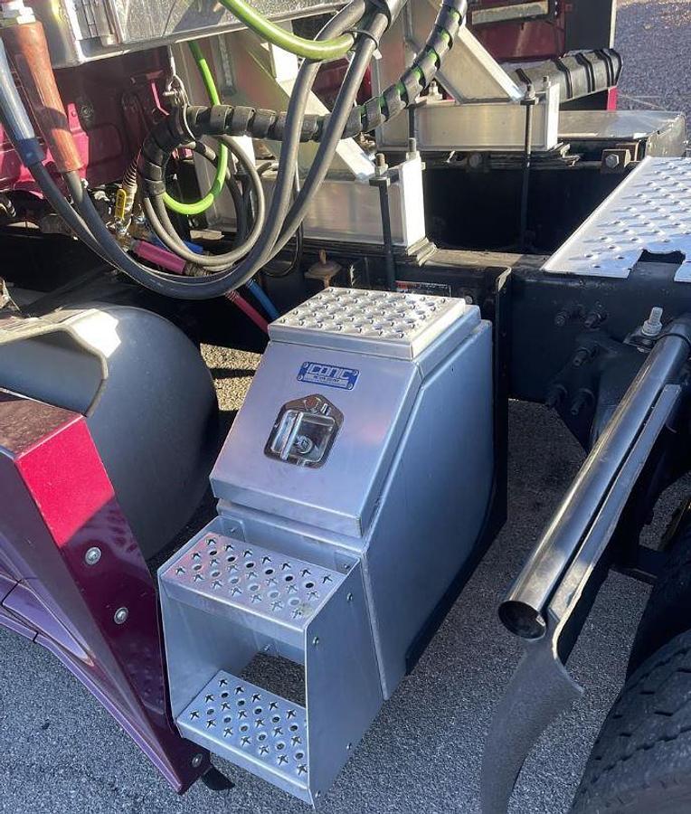 Used 2019 FREIGHTLINER CASCADIA 126