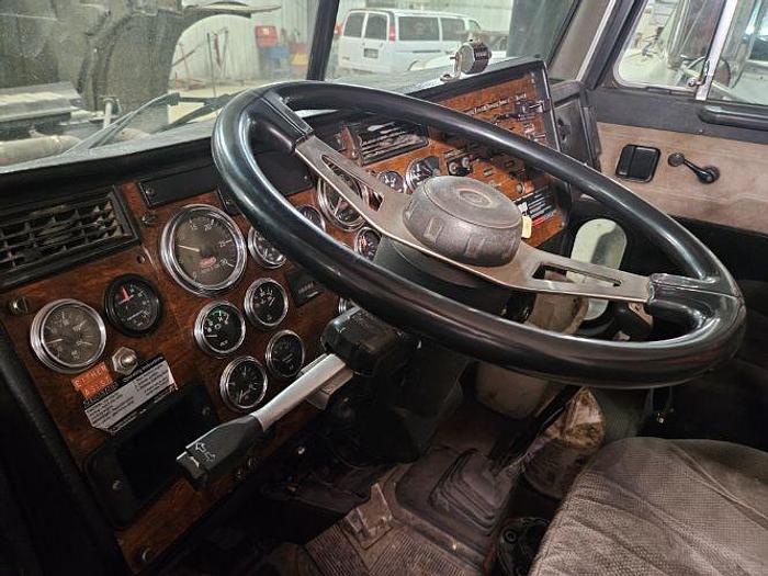 Used 1995 Peterbilt 379 Manure Spreader