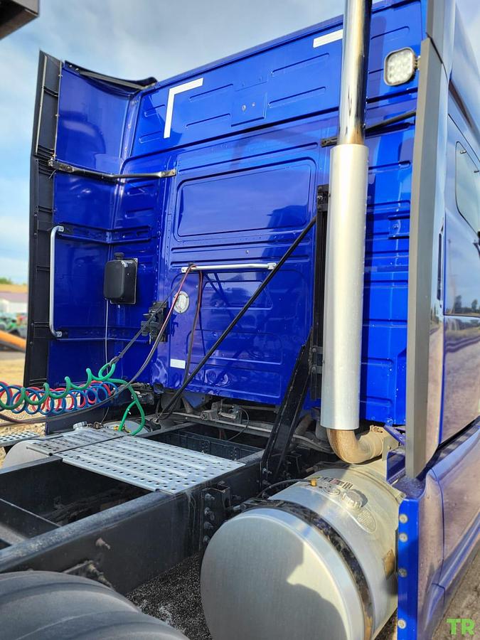 Used 2022 Volvo VNL64T670 Sleeper Semi Truck