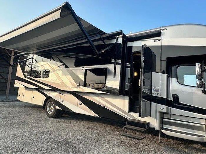 Used 2023 Jayco Seneca 37L.