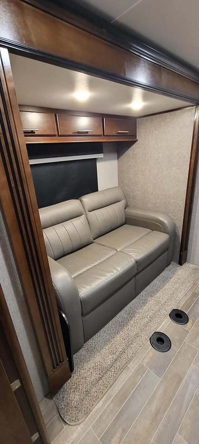 Used 2020 Jayco Pinnacle 37MDQS