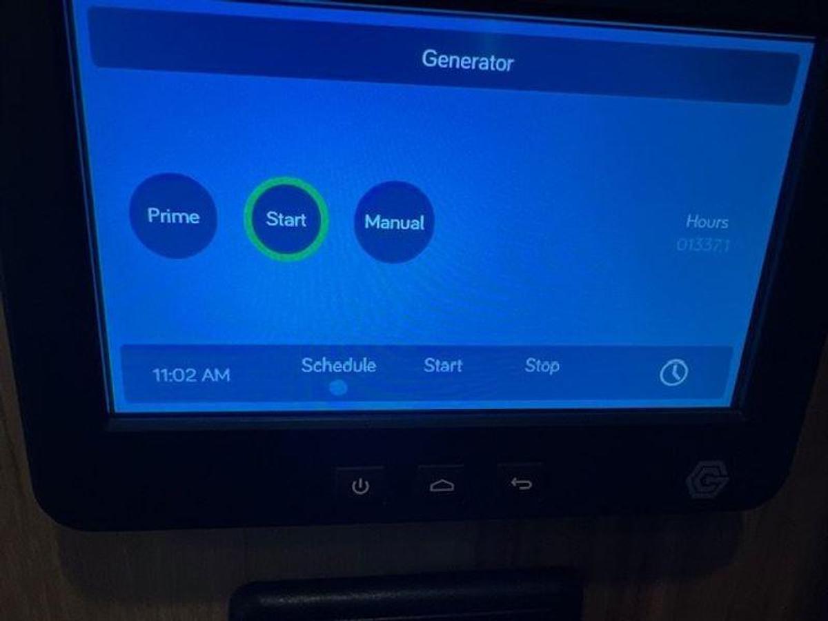 Used 2020 Lakota Bighorn 4 Horse w/ Living Quarters