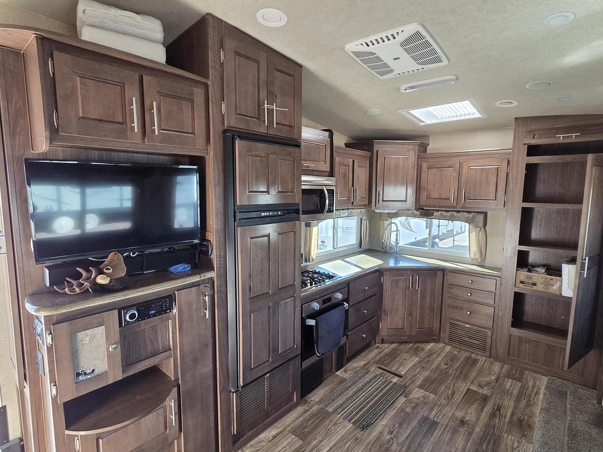 Used 2020 Northwood Grande Ronde Arctic Fox 27-5L Fifth Wheel