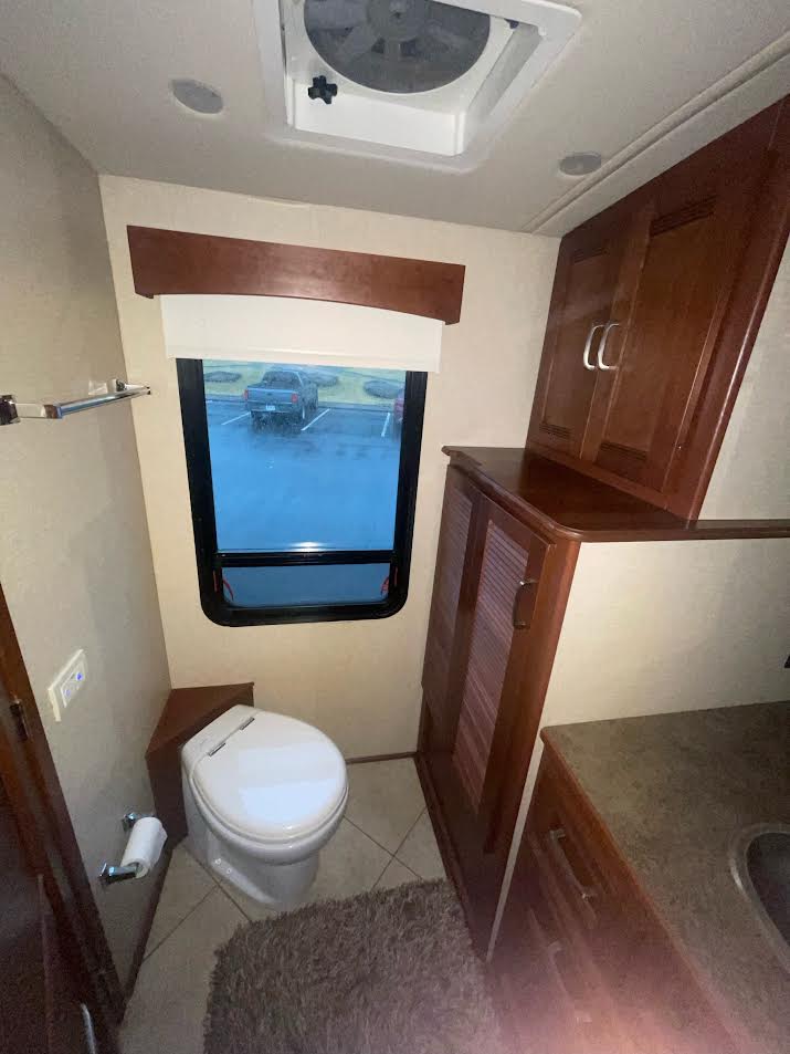 Used 2014 Itasca Solei 38R | Bath & Half | Cummins Diesel | Bunk Beds | Washer & Dryer | Full-Time Ready
