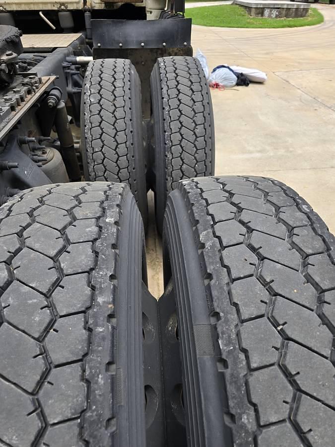 Used 2015 Freightliner Cascadia Conventional Sleeper Semi