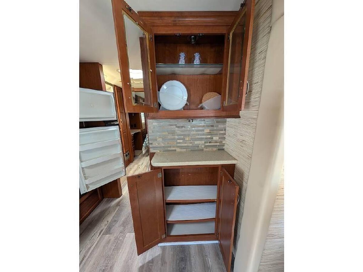 Used 2006 Fourwinds Hurricane 33H