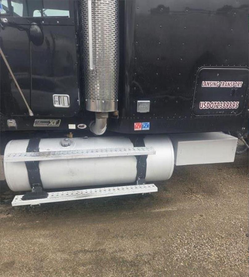 Used 2008 Freightliner FLD132