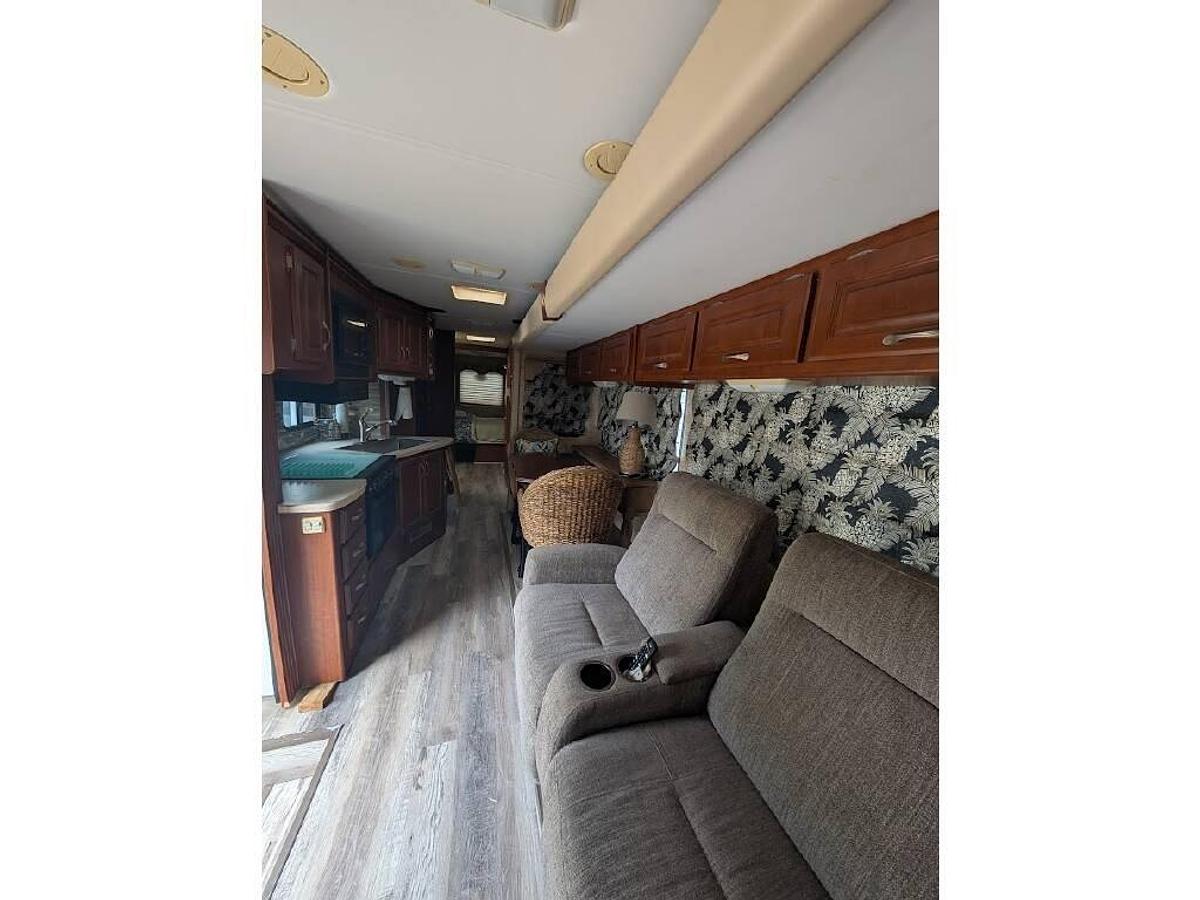Used 2006 Fourwinds Hurricane 33H