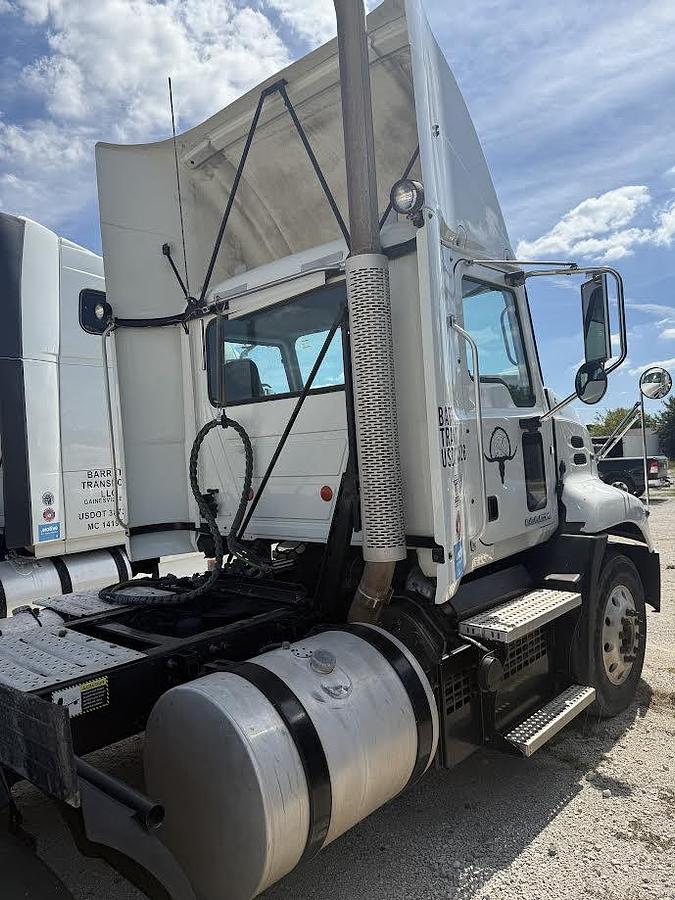 Used 2017 Mack Day Cab