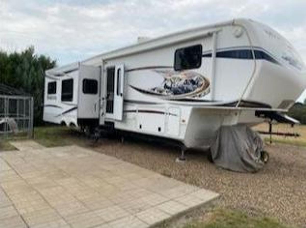 Used 2012 Keystone Montana Hickory Edition Fifth Wheel