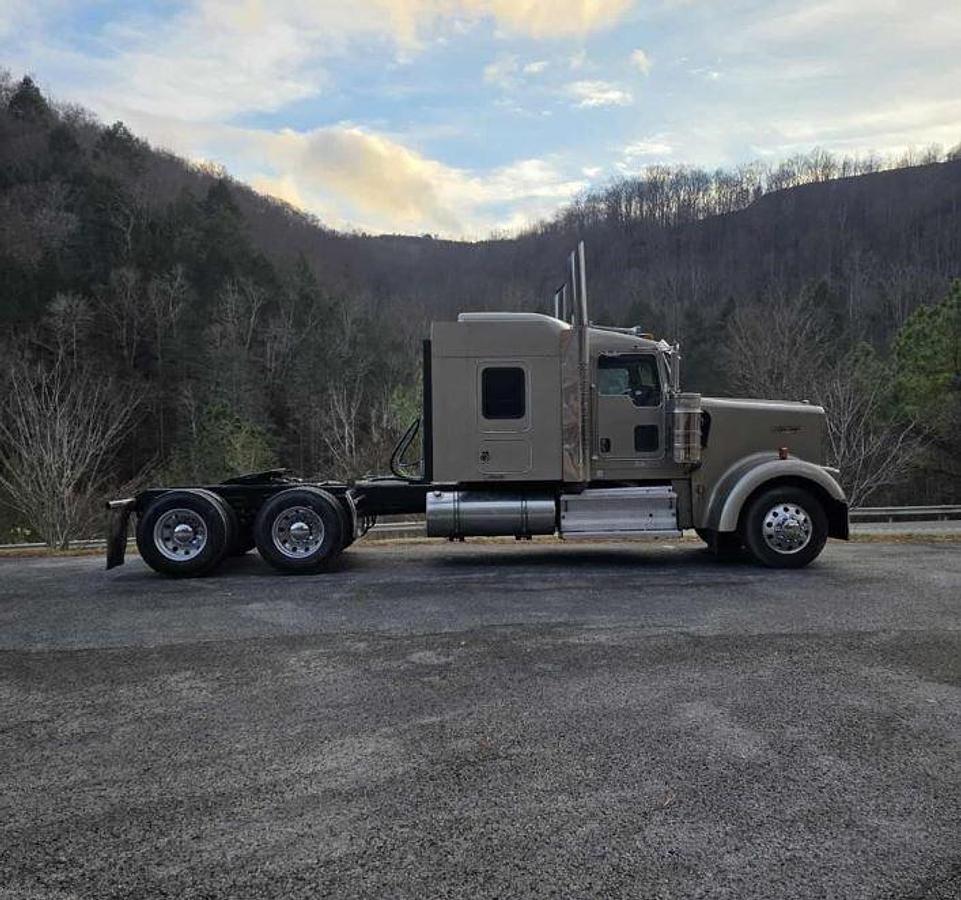 Used 2009 KENWORTH W900L Conventional Sleeper Semi