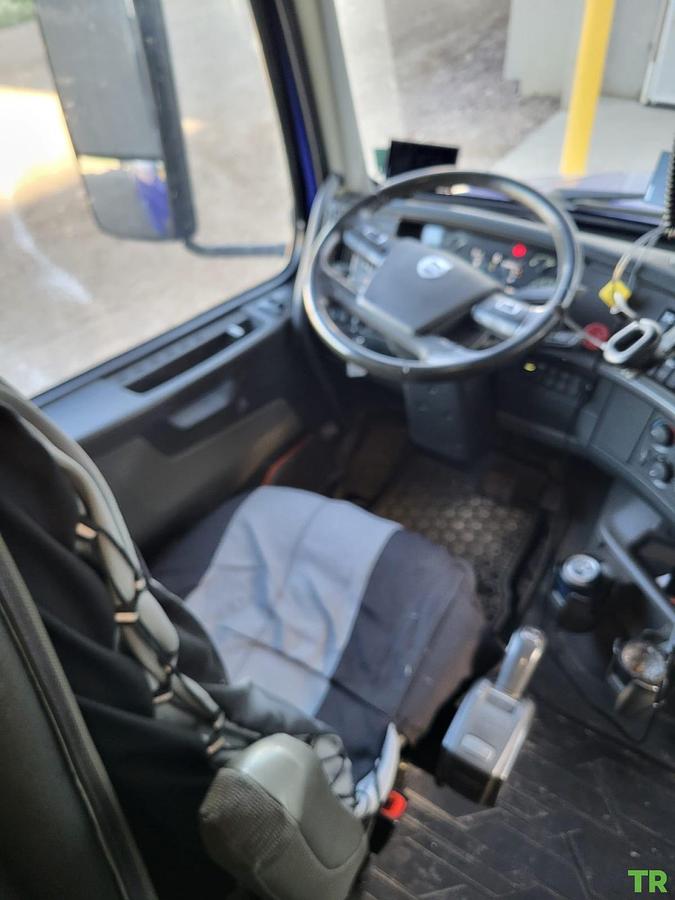 Used 2022 Volvo VNL64T670 Sleeper Semi Truck