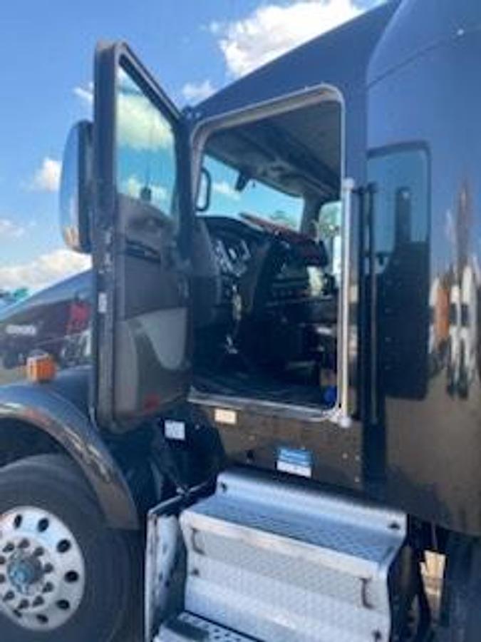 Used 2012 Kenworth T800 Sleeper Truck