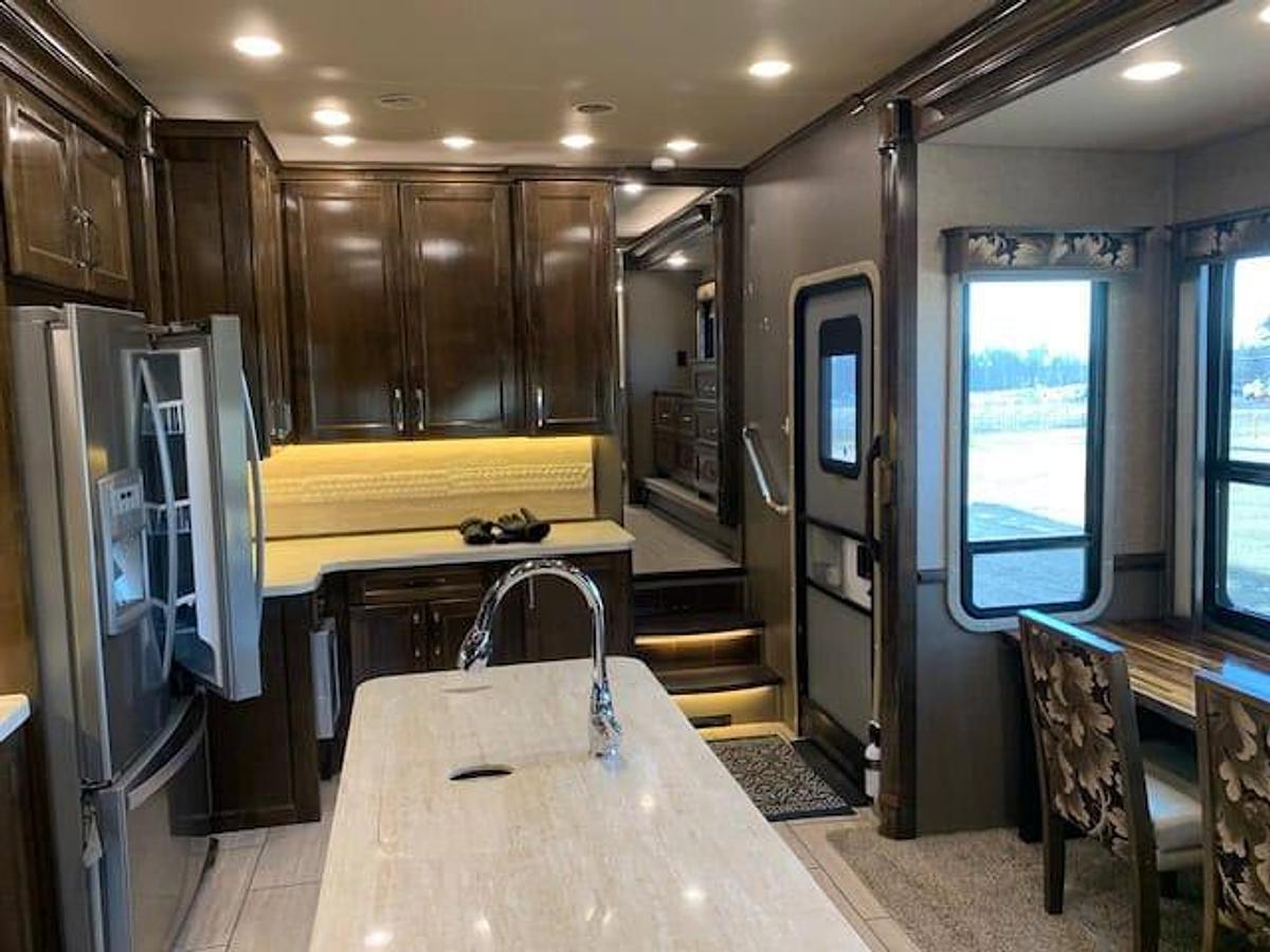 Used 2018 VanLeigh Beacon 39GBB Fifth Wheel