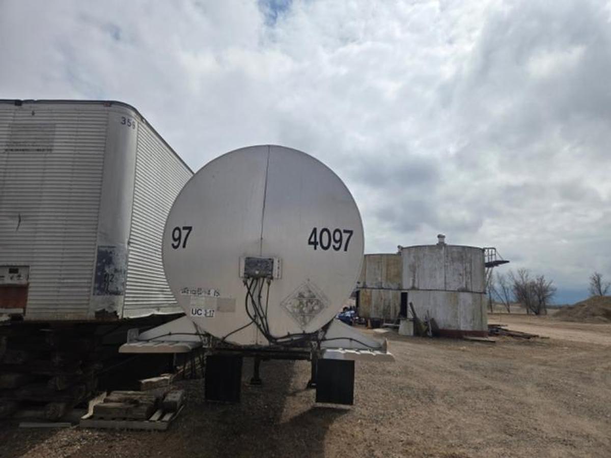 Used 1979 Fruehauf 7,500-Gallon Dot 406 Asphalt Tanker Trailer