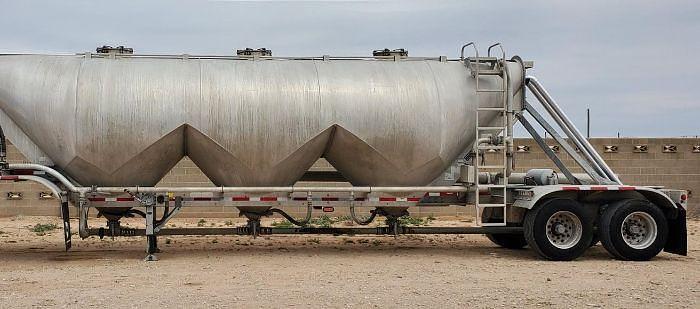 Used 2016 Stevens 42ft Dry Bulk Tank Trailer