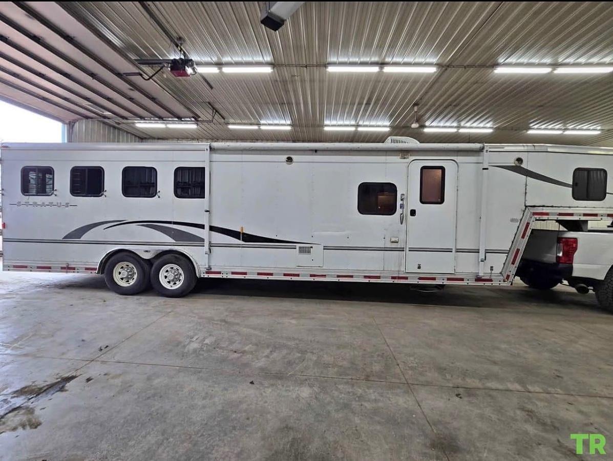 Used 2005 Stratus 4-Horse Aluminum Living Quarters Trailer