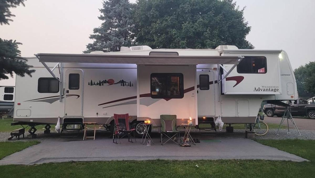 Used 2005 Wilderness Fleetwood Advantage 365FLTS Fifth Wheel