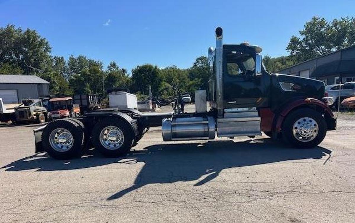 Used 2020 PETERBILT 567 Day Cab
